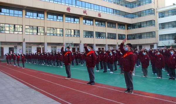 5全体学生向国旗敬礼 (1) 5全体学生向国旗敬礼 (1)